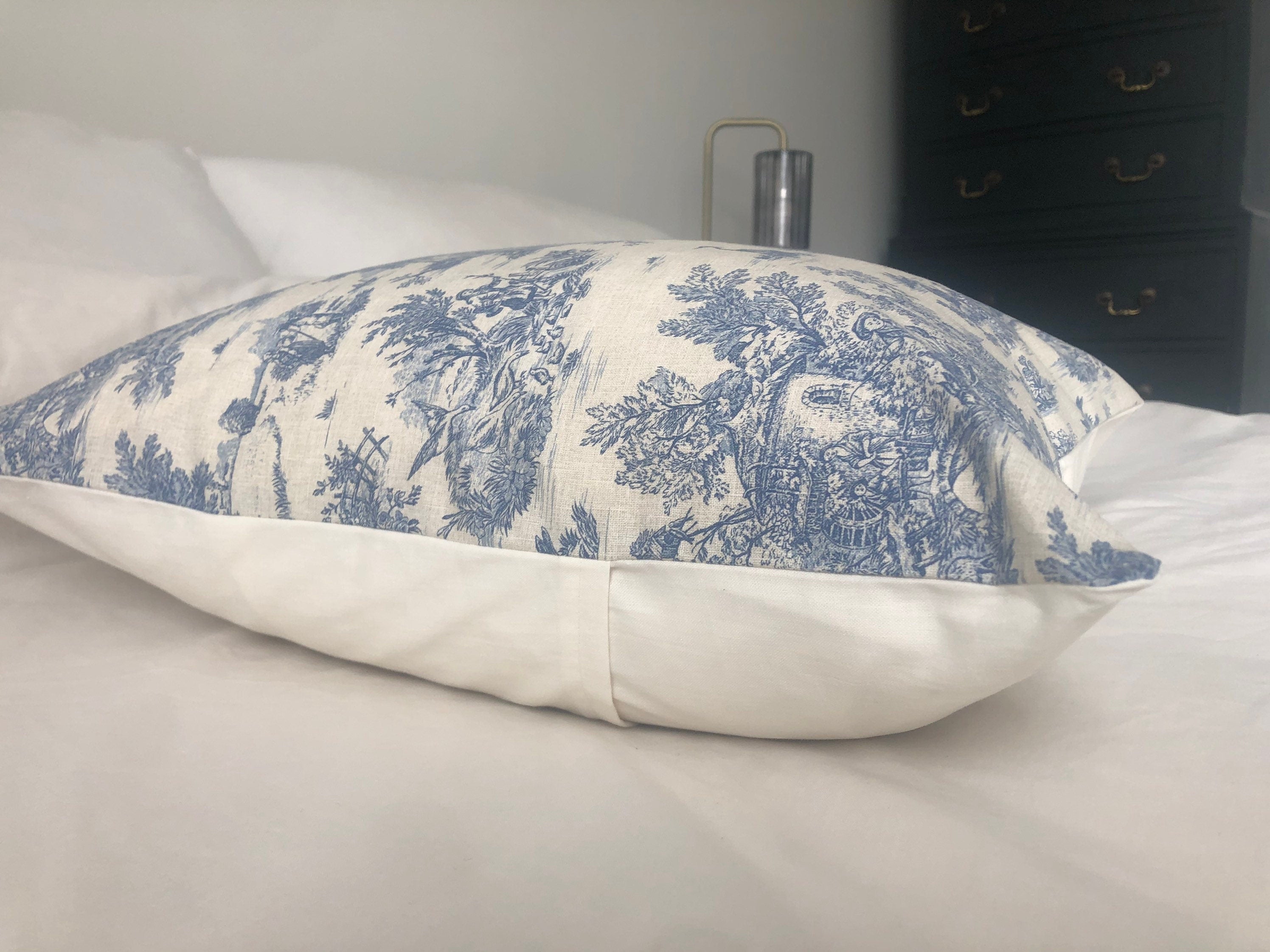 Blue toile de jouy cushion covers, French country pillows, farmhouse decor, large pillow shams