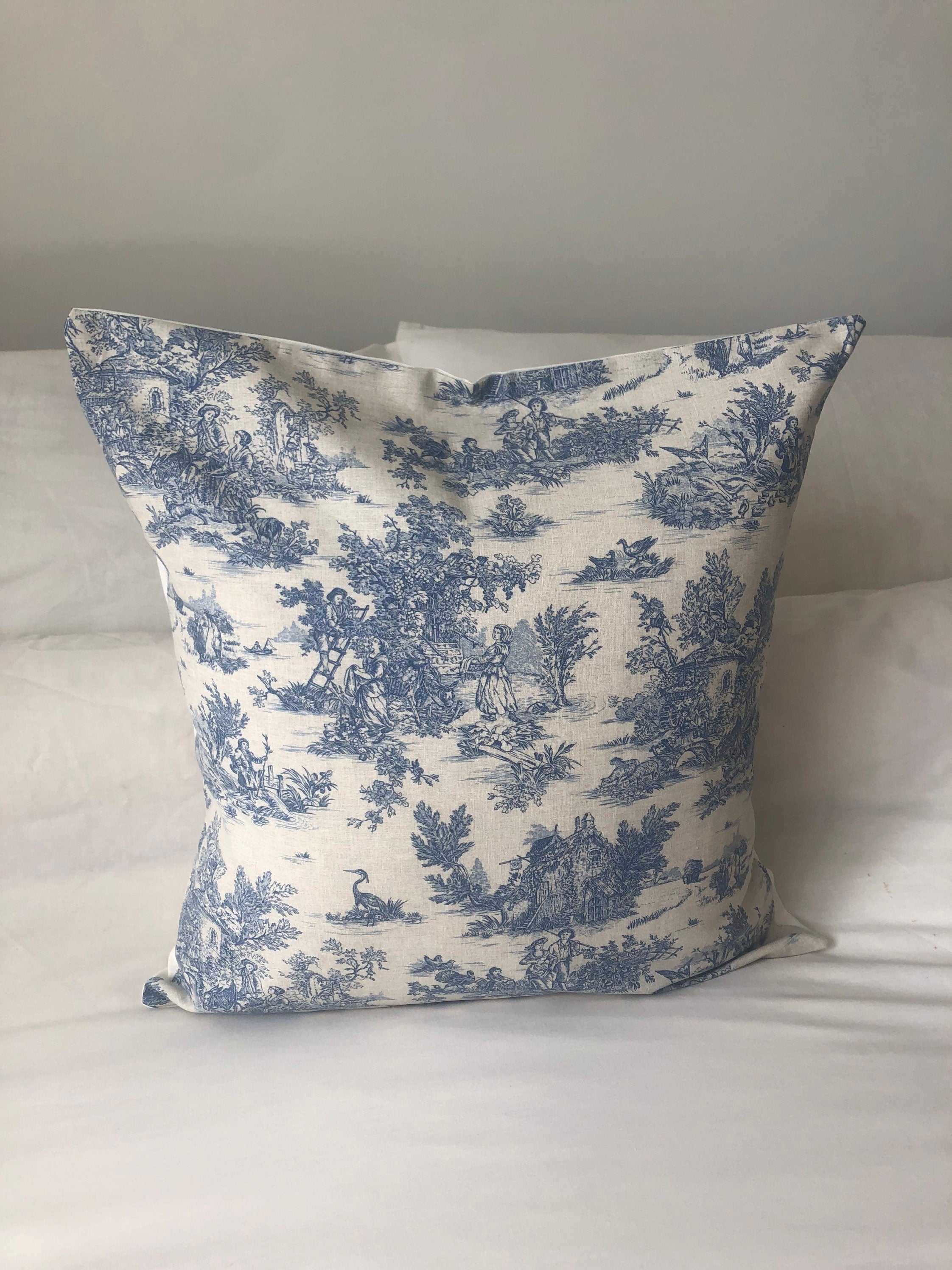 Blue toile de jouy cushion covers, French country pillows, farmhouse decor, large pillow shams