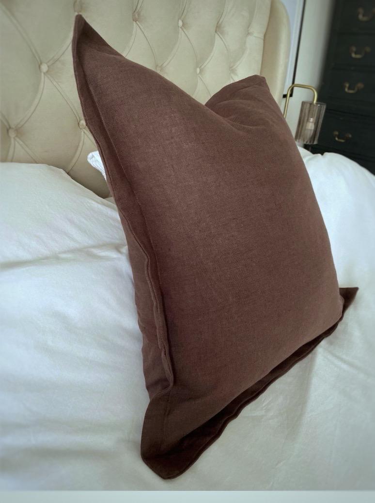 Linen oxford edged cushion cover: with an envelope reverse
